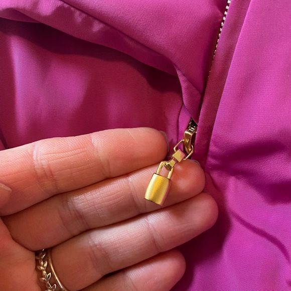 ✨ST. JOHN Hot Magenta 💕 Windbreaker Jacket Women’s Medium [M] Gold Details EUC✨ - Picture 9 of 16